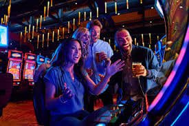 Dealer live casino profesional menghadirkan pengalaman permainan interaktif online